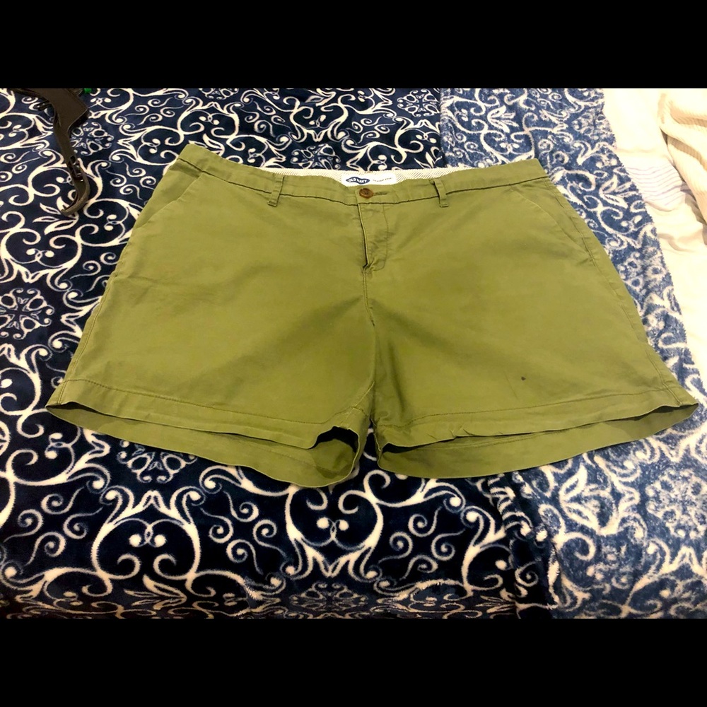 Mid rise army green ahorts